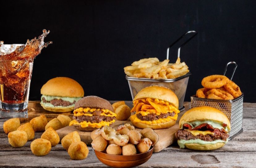 Coma a vontade aqui no Burguês com 20% de desconto! Mini burgers, mini hot dogs, muitas opções de entradas, sobremesas e sabores de refrigerante incluso, uma experiência para você comer sem limites!