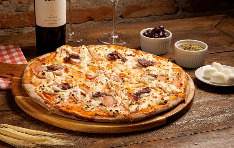 Na compra de 01 pizza Donna Tatta 08 pedaços, você ganha 20% de desconto. Base de mussarela, peito de peru, cream cheese e após sair do forno acrescenta muçarela de bufala e pesto de azeitona.