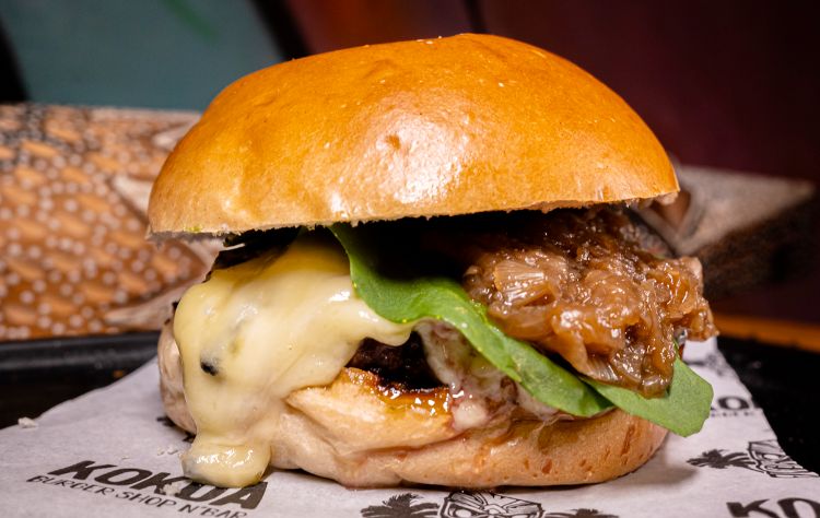 Conheça nosso famoso e melhor lanche do ABC, o BURGUER KOKUA totalmente Artesanal. Uma explosão de sabores!! Composto com um delicioso Queijo Brie, Cebola Caramelizada e Rúcula Fresca. 