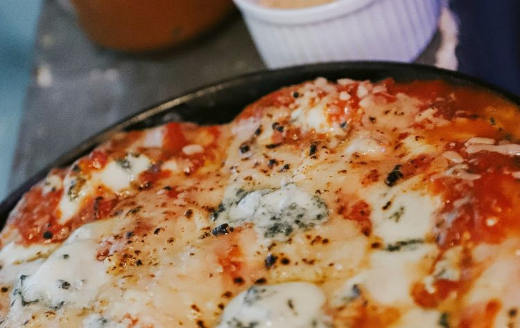 Ganhe 30% de desconto no prato mais vendido no Beco. Linguiça de Bragança Paulista de lombo à Parmegiana.