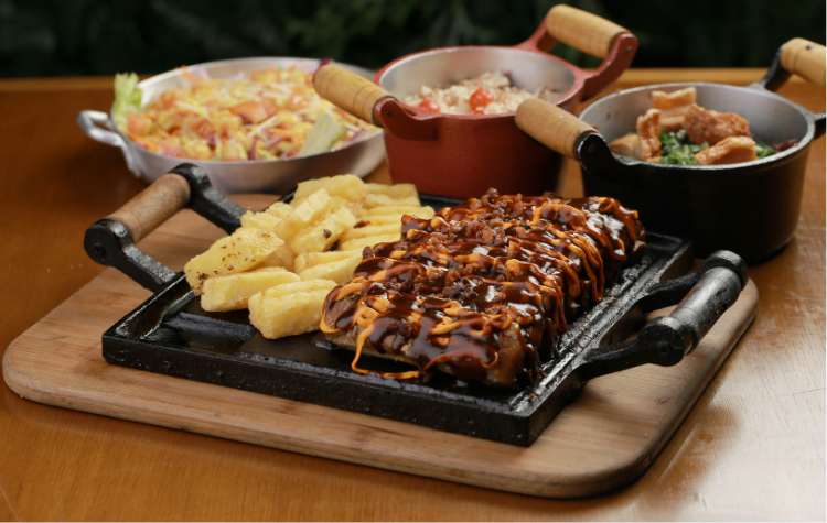 Na compra de qualquer Combo das nossas irresistíveis Carnes defumadas, você leva Grátis: Uma sobremesa deliciosa + Uma bebida geladinha! Aproveite!!