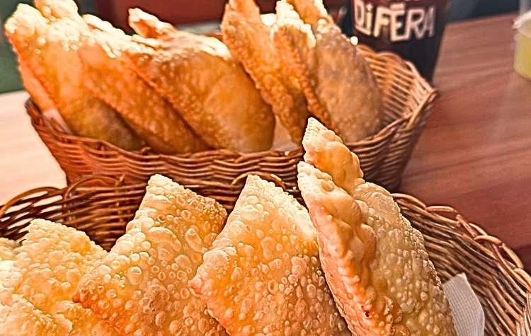 Aproveite nosso delicioso Rodízio de Pastéis para 2 pessoas de R$100 por apenas R$79,90 👉 Mini pastéis clássicos e doces👉 Bananetis  👉 Poleiros para comer a vontade por 2h