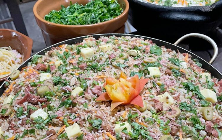 Compre um Baião de 2 individual e escolha um brinde entre os seguintes pratos, 
Frango a Parmegiana, Cupim com fritas, Strogonoff de frango ou Frango com quiabo .